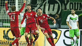 3:1 in Wolfsburg: Weltmeister Müller führt Bayern ins Achtelfinale