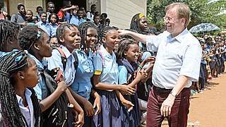 Dr. Koch eröffnet Girls Center in Namibia