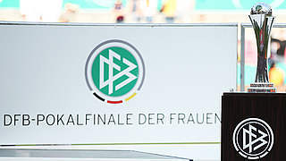 Ullrich übergibt DFB-Pokal an Kölns Oberbürgermeisterin Reker