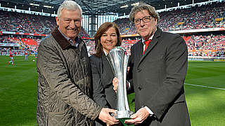 DFB-Pokal-Trophäe in Köln angekommen