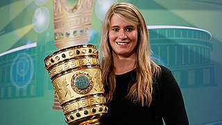 Rodel-Olympiasiegerin Geisenberger trägt Pokal ins Olympiastadion